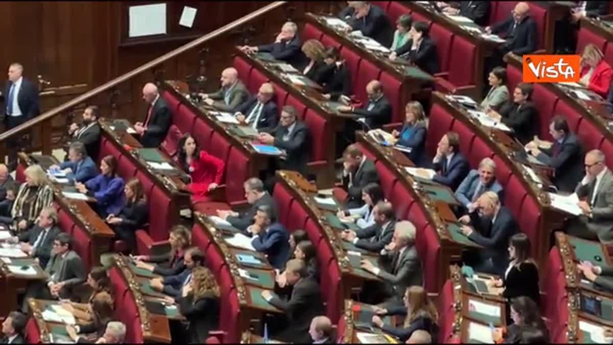 Video «Non è la mia Europa»: le parole di Giorgia Meloni contro il manifesto di Ventotene. Bagarre in Aula, urla dai banchi del Pd