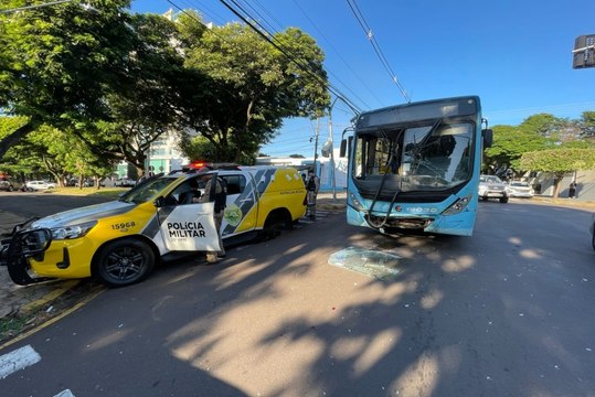Viatura da PM e ônibus se envolvem em acidente em cruzamento de Umuarama