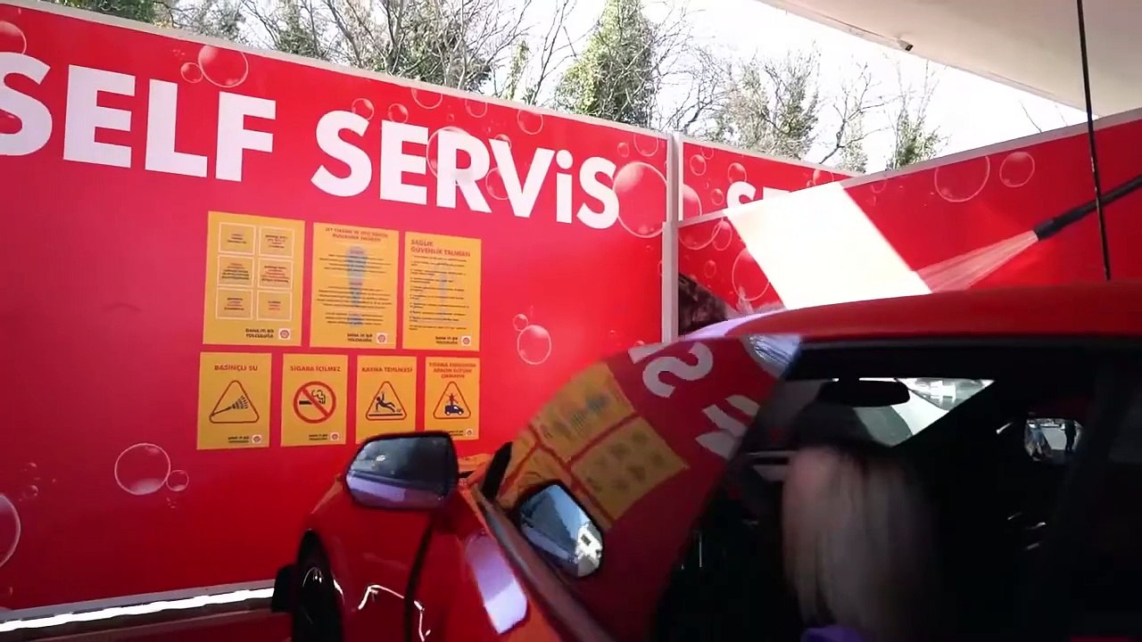 The self-service dispenser of cleaning towels