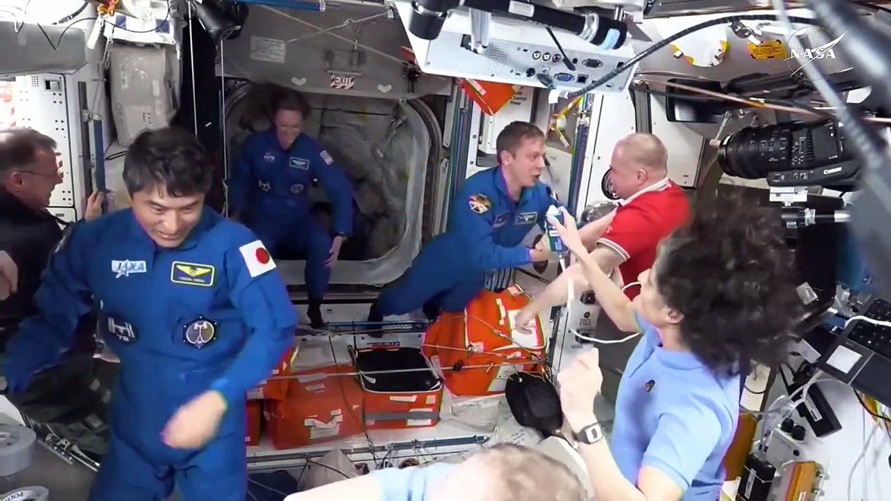 Nave espacial Crew Dragon chega à ISS para resgatar astronautas presos