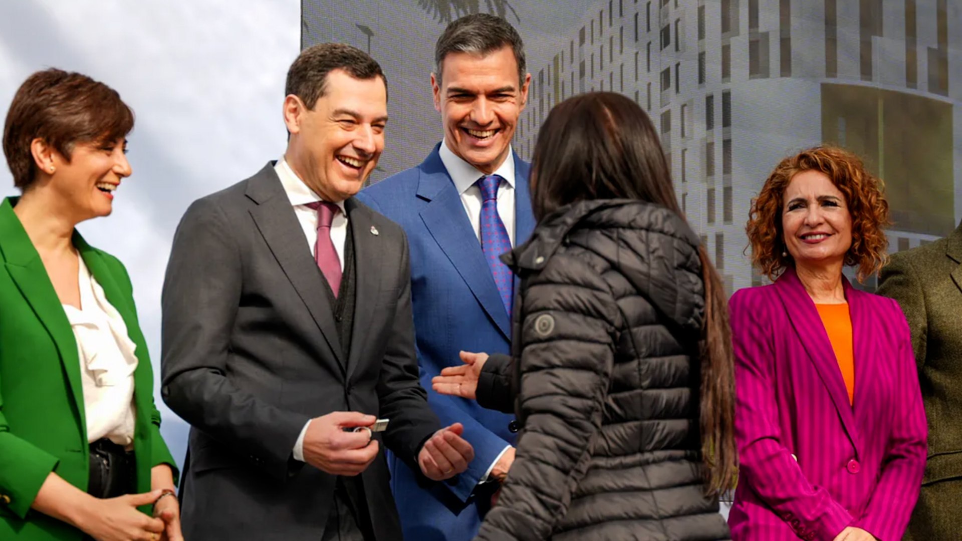 La entrega de 218 viviendas protegidas en r�gimen de alquiler en Sevilla le ha servido a Pedro S�nchez para dar un tir�n de orejas a las comunidades aut�nomas, esencialmente las gobernadas por el PP, que no aplican la Ley de Vivienda. Y, espec�ficamente, a Andaluc�a, delante de su presidente, Juanma Moreno. "No funciona que nos crucemos de brazos", le ha dicho S�nchez al andaluz.