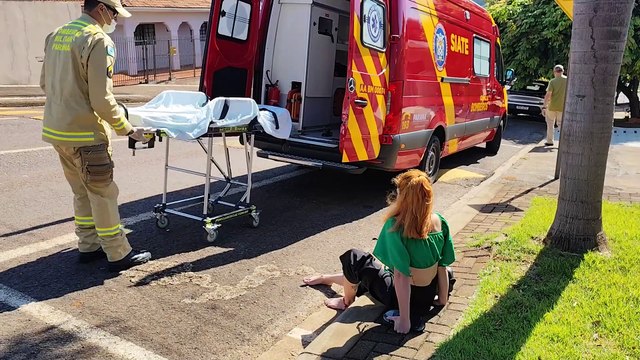 Motociclista fica ferida após queda de moto na rua Machado Assis