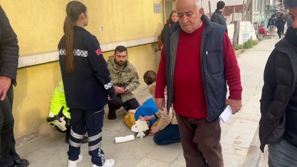 Kaldırıma çıkan otomobil, yaya kadına çarptı