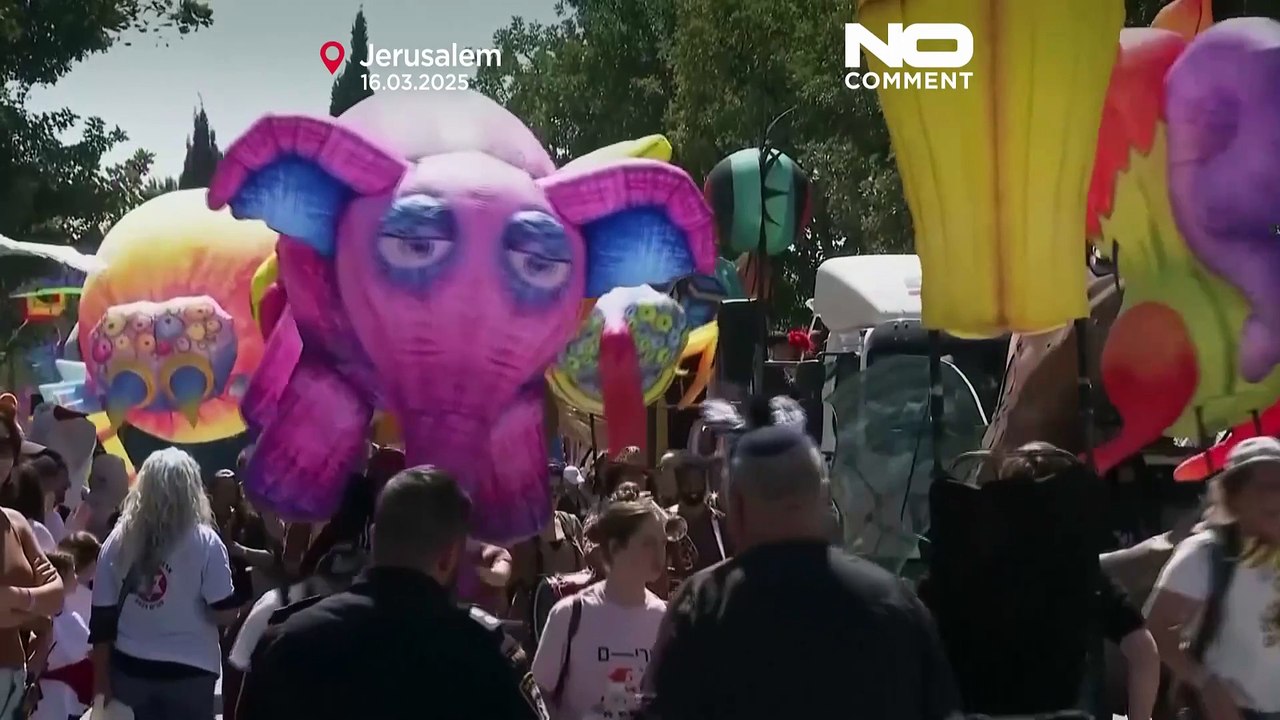 Парад Пурима в Иерусалиме с жёлтыми лентами и ш...