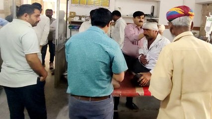 Watch Video: संतुलन बिगडऩे से डिवाइडर पर चढ़ी कार, 3 घायल
