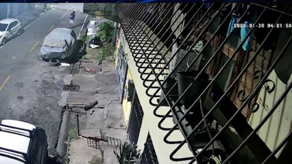 b'Vdeo: Homem executado com vrios tiros no Maracangalha'