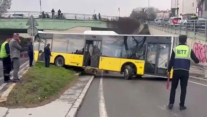 Beyoğlu’nda kontrolden çıkan İETT otobüsü bariyerlere çarptı