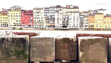 L'Arno molla la presa su Firenze, acqua sotto il livello di guardia