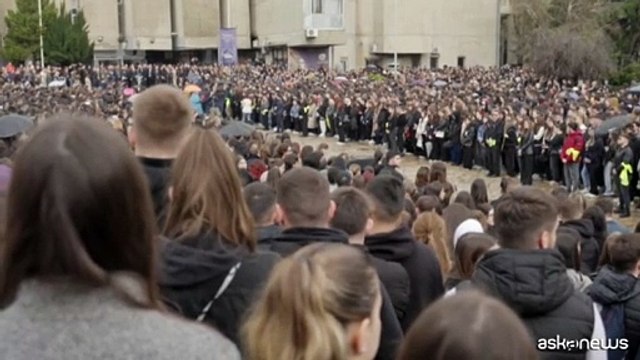 A Skopje fiori e candele per le vittime della strage in discoteca