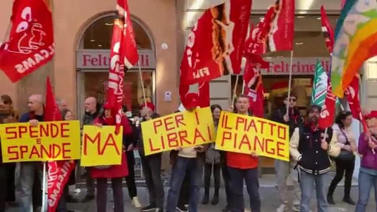 Bologna, il video del presidio dei lavoratori della Feltrinelli sotto le Torri