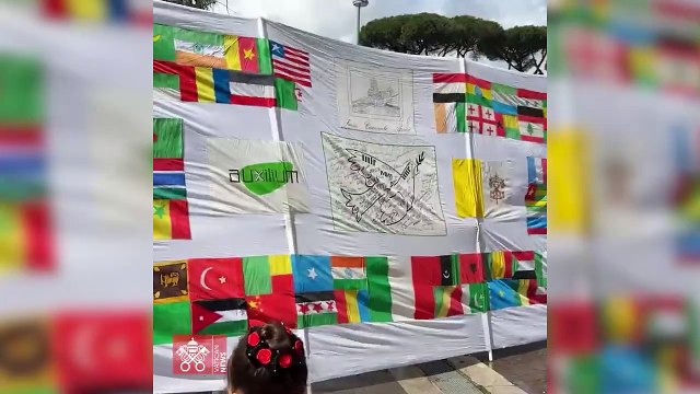 Los niños se reúnen afuera del hospital Gemelli de Roma para orar y estar cerca del Papa Francisco