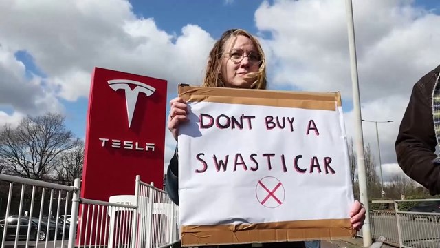 Un grupo de personas protesta frente a un concesionario de Tesla en Londres pidiendo un boicot