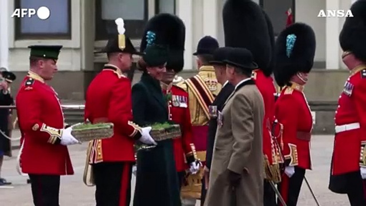 Londra, la principessa Kate visita i soldati delle Irish Guards