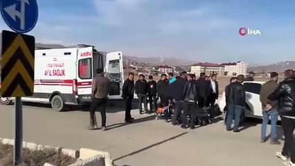 Yüksekova’da kaldırıma çarparak savrulan aracın sürücüsü yaralandı