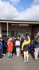 Mobilisation au Pont-Chrétien-Chabenet, le chanteur du groupe SNK s'est produit dans la cour de l'école