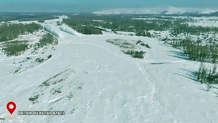 Voilà comment on ouvre une rivière gelée en russie....