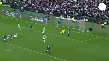 Un jugador del Rangers rocía con agua a los aficionados del Celtic