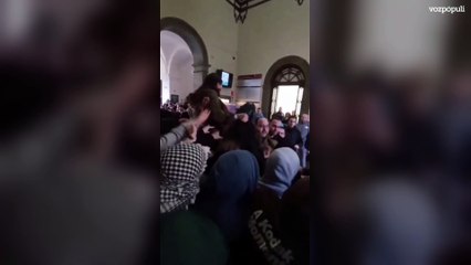 MACARENA OLONA 'vuela' sobre una multitud que trataba de sabotear una charla suya