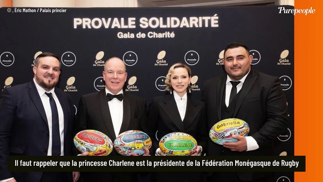 Charlene de Monaco au bras d’Albert pour une première à Paris, elle troque la robe longue pour un look tout aussi parfait