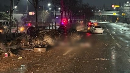 눈길에 중앙분리대 들이받고 전복...운전자 숨져 / YTN