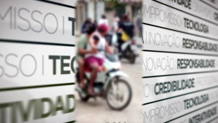 b'Jovens brigam em frente de colgio'