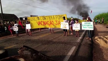 b'Sem terra interditam BR-155 em Marab'