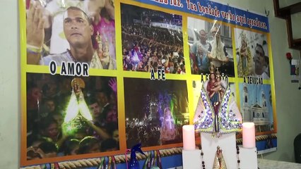 b'Promesseiro carrega manto luminoso como devoco \xa0 Virgem Maria '