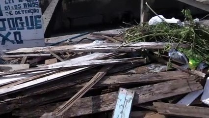 b'Moradores da Piraj reclamam de lixo no canal'