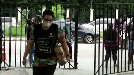 b'Igreja evanglica realiza doao de marmitas para populao '