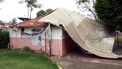 b'Vendaval destelha casa e derruba rvores em Marab'