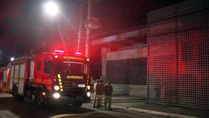 b'Inc\xaandio atinge galpo no bairro do Reduto '