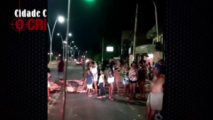 b'Moradores protestam no Curi Utinga devido atraso de obra '