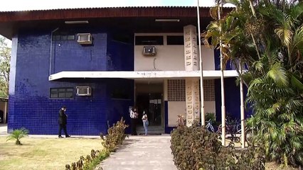 b'Garoto foi morto na casa do av com golpes de faca'