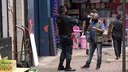 b'Mulher encontrada morta dentro de casa por vizinhos '