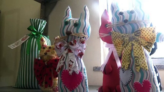 b'Custodiadas fazem produtos natalinos para ajudar filhos'