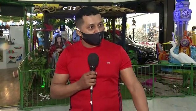 b' Black Friday atrai clientes e forma filas em lojas '