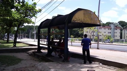 b'Precariedade nas paradas de nibus em Belm '