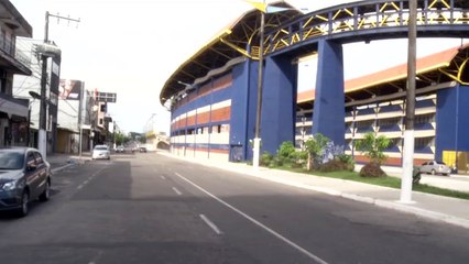 b'Perigo: Parada de nibus pode desabar  '