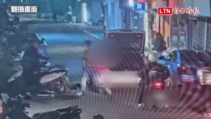 保時捷男不滿後照鏡被擦撞 與YouBike騎士互毆雙雙送辦(翻攝畫面)