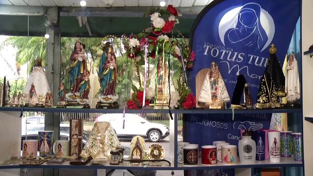 b'Fiis procuram mais artigos religiosos do Crio de Nazar '