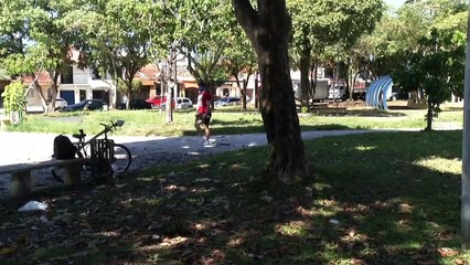 b'Praa abandonada no bairro da Cremao'