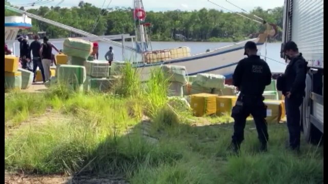 b'Apreenso de mercadorias contrabandeadas em Bragana'