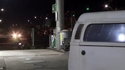 b'Kombi pega fogo em posto de combustveis no Guam'