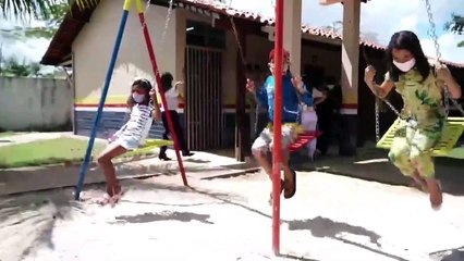 b'Pais e professores se preparam para um retorno presencial das aulas'