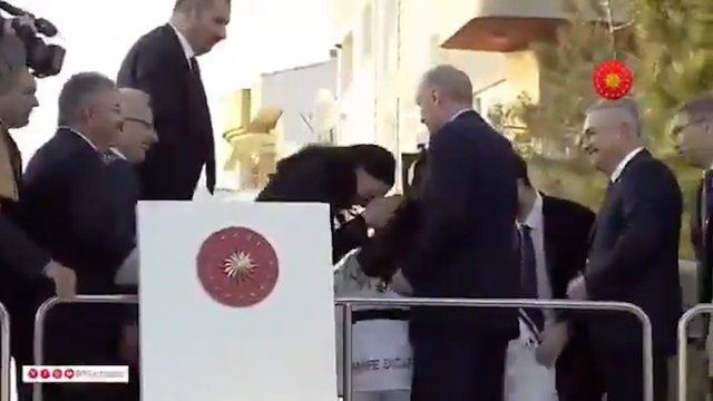 Erdoğan'ın elini öptü başkan yardımcılığını bir kez daha kaptı!