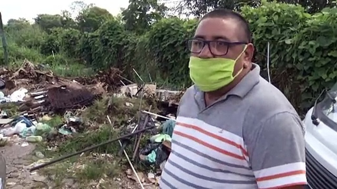 b'Descarte irregular  de lixo na Mario Covas'