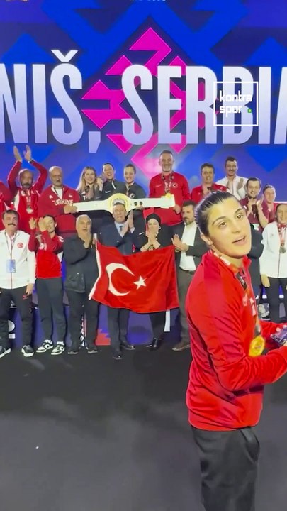 Türkiye Kadın Boks Milli Takımı, dünya üçüncülüğünü "kolbastı" oynayarak kutladı