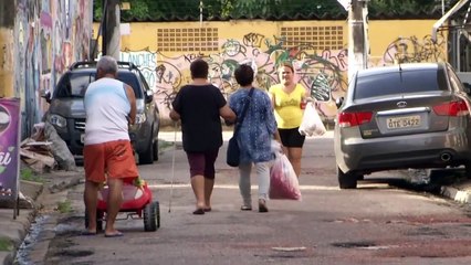 b'Populao denuncia buracos e alagamentos no Curi'