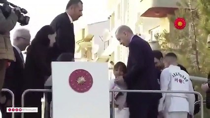 Erdoğan'ın elini öpüp harçlık alan Türkiye güzelinin AK Parti'de yeni görevi belli oldu