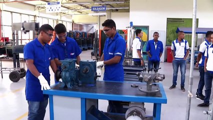 b'Jovens fazem capacitao profissional '